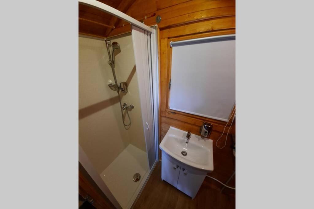 Apartamento Autarkes Tiny House Mit Rheinblick Rumikon Exterior foto