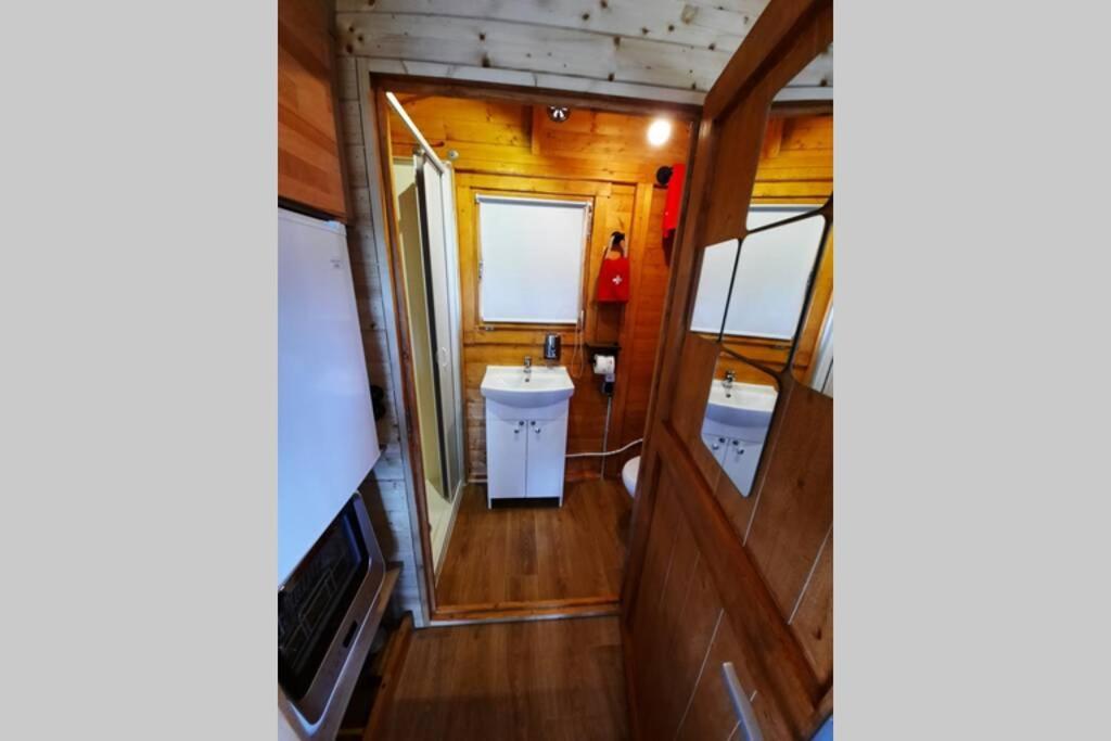 Apartamento Autarkes Tiny House Mit Rheinblick Rumikon Exterior foto
